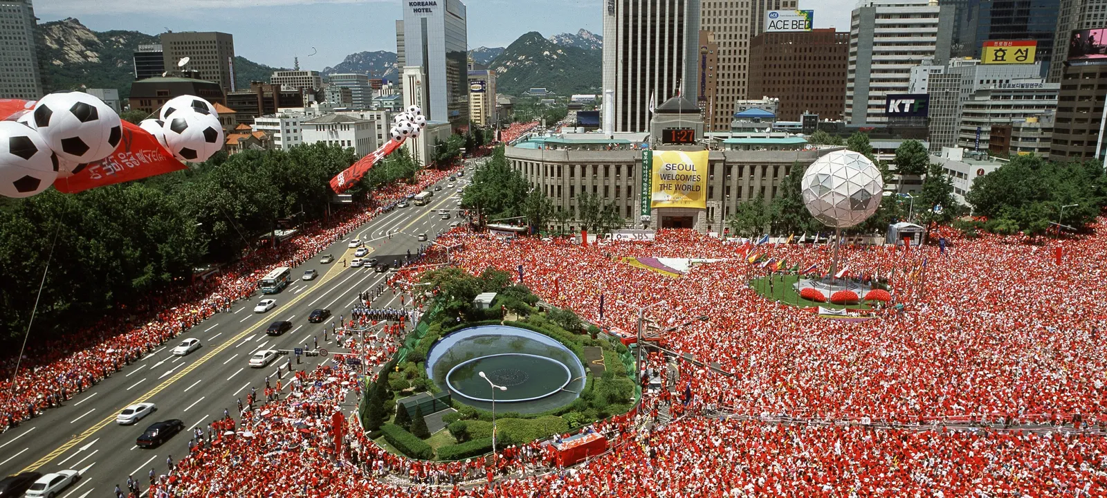 Piazza del Municipio di Seul piena di tifosi coreani durante il Mondiale 2002