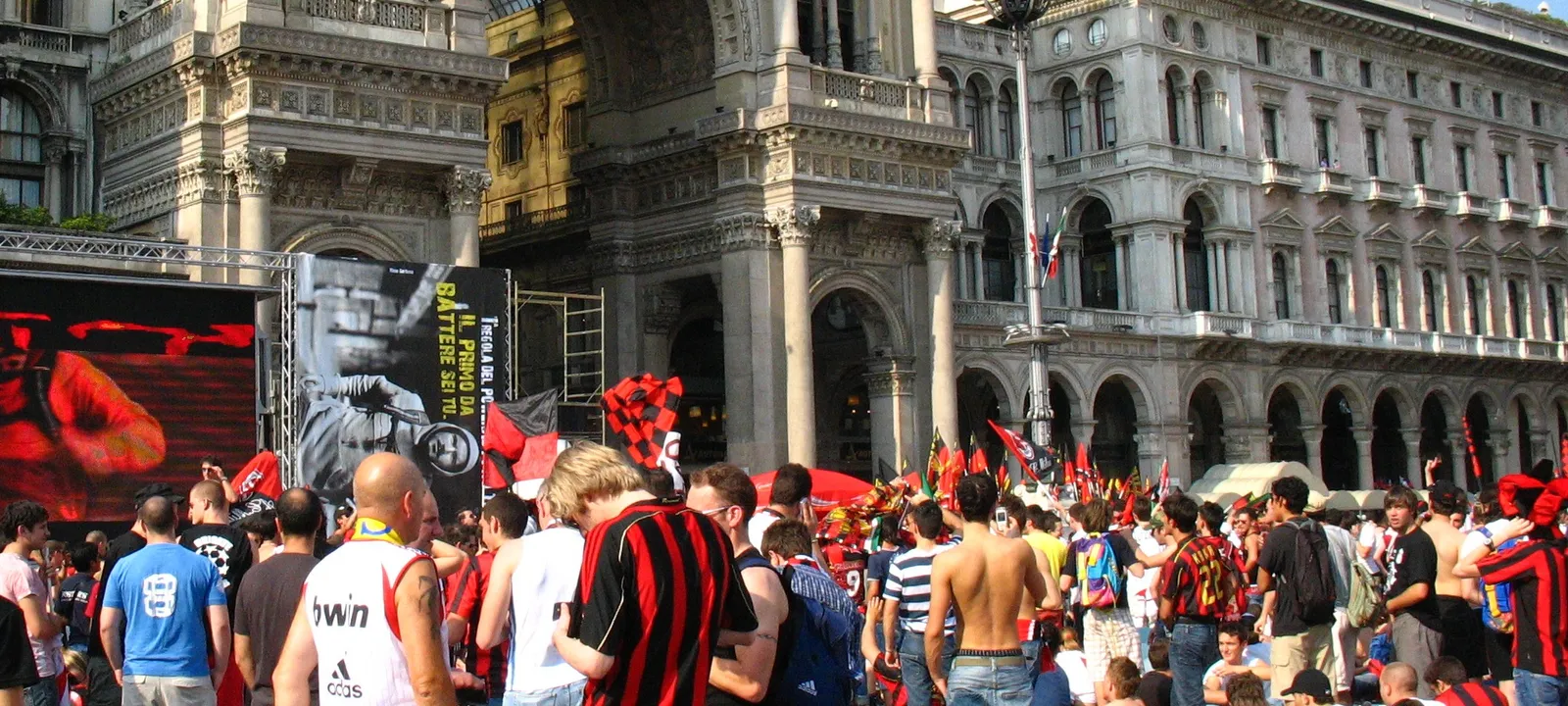 I tifosi del Milan in piazza del Duomo, davanti alla Galleria, la sera della finale di Atene