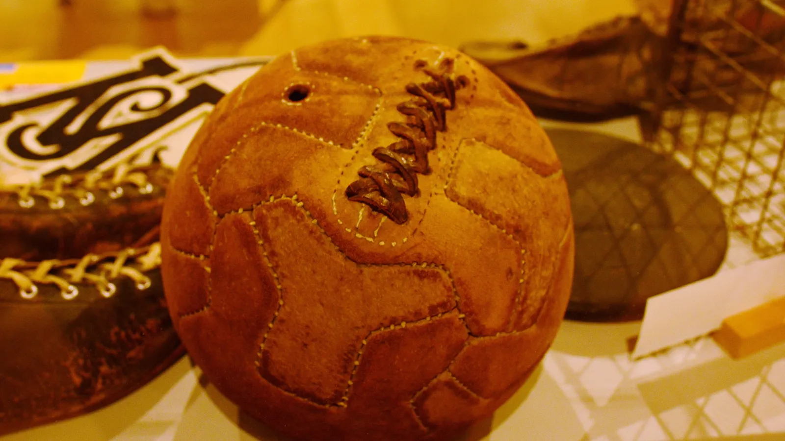 Un pallone di cuoio degli anni Trenta, con le stringhe, in una vetrina di museo