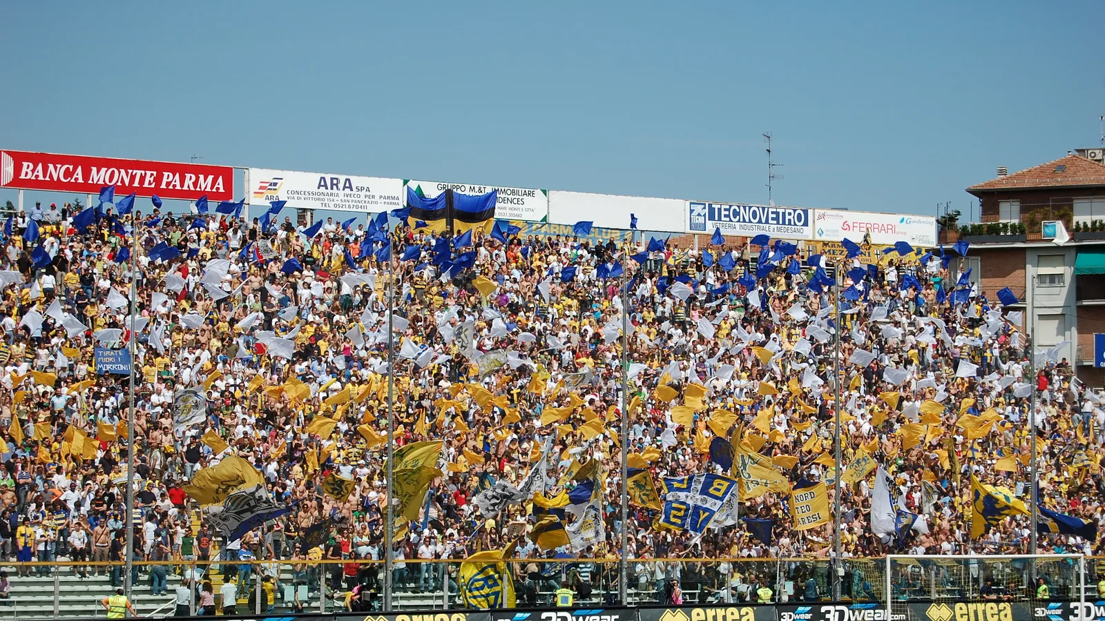 La curva del Tardini piena di bandiere gialloblù del Parma